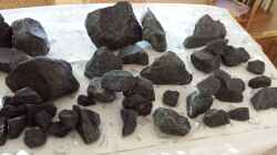 2 Steine davon im AQ Basalt Bruchsteine von http://www.gabione-steinkoerbe.de 