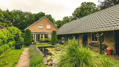 Wirkt der Rasen im Hinterhof langweilig? Werten Sie ihn mit einem Gartenteich auf
