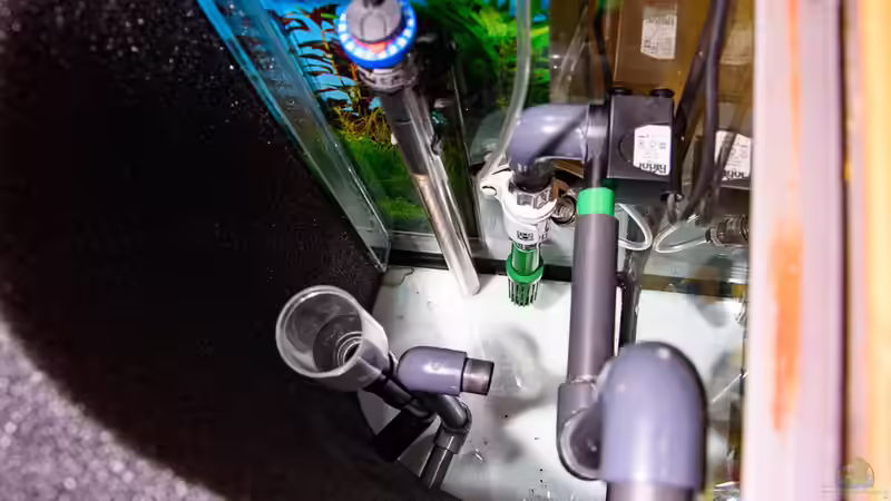 2018-02 Der Technikraum von oben - unten links Aus- und Zulauf, oben Heizung, recht von Herr Lampe (66)