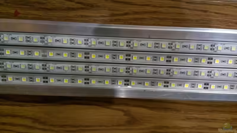 4800lm, 4x1m, aufgeklebt auf dem Mittelsteg, 2x 6500 Kelvin, 2 x 4500 Kelvin. von raubsau (138)