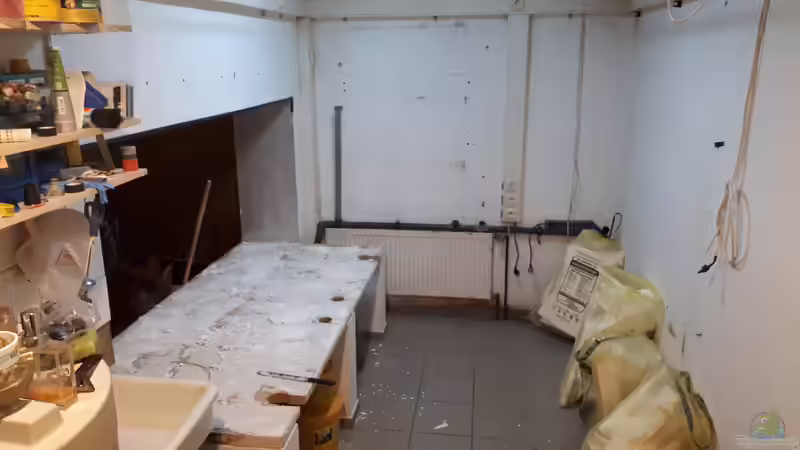 Alle 12 alten Glaskästen sind entfernt von 8 CBM (23)