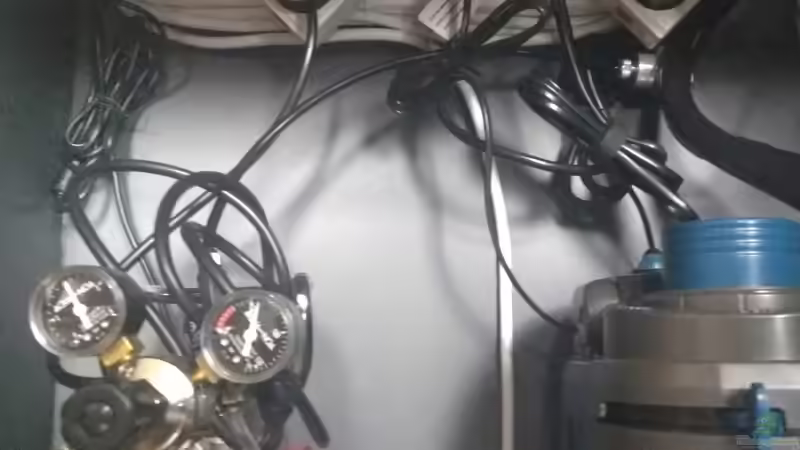 Alle Anschlüsse im Schrank nach oben verlegt.  von CzudemP (23)