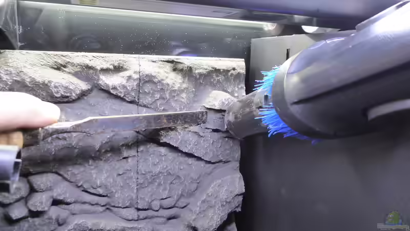 Am besten mit einem Kuttermesser vorritzen und dann mit einem Stecheisen nacharbeiten, von AchimSaar (41)