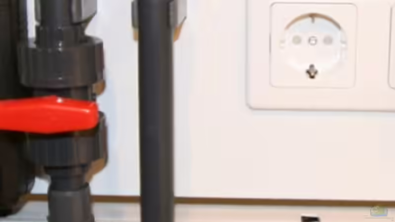 Anschluss an Wand/Bodenleitung Richtung Küche. Es ist auch möglich über dieses von Manfred B. (13)