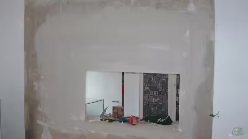 Aquarium Becken in Zimmerwand von Zwanni (7)