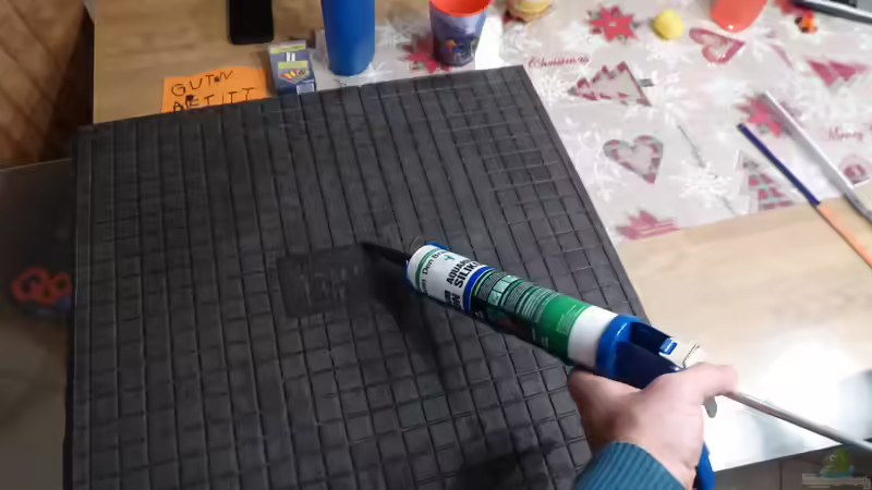 Aufbringen des Klebers für die Rückwand von AchimSaar (8)