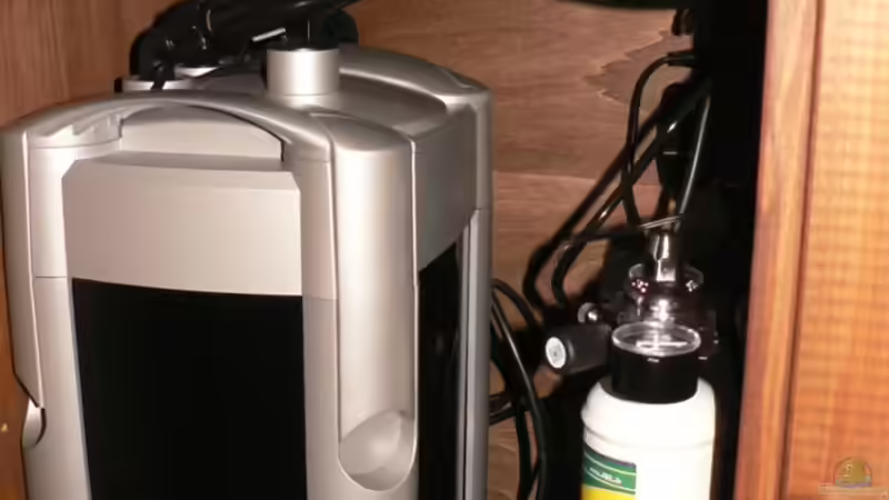 Außenfilter / Gasflasche im Schrank von Zapfenmanderl (31)