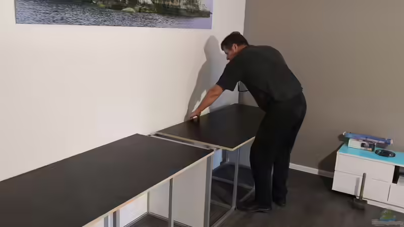 Bernd Neu der Aquarien Bauer endlich da und beginnt das becken auf zu kleben. von Florian Bandhauer (27)