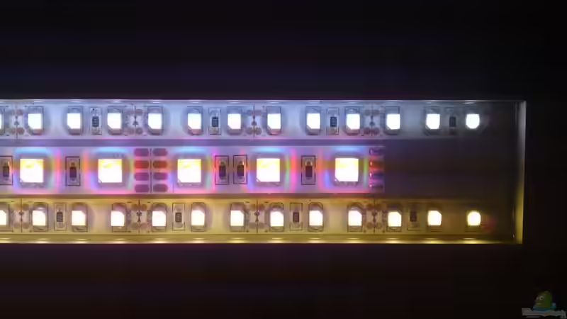 Blick auf die 3 gedimmten LED-Reihen, in der Mitte die RGB-LEDs, aussen eine Reihe Coolwhite und eine Reihe Warmwhite-LEDs. von GGuardiaNN (76)