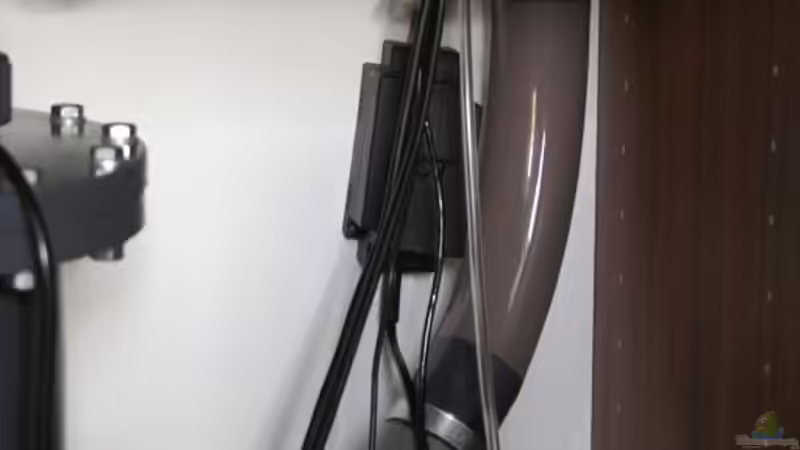 Blick auf die Verrohrung - mittig das ´Versorgungsrohr´ durch das alle Kabel laufen von Christian Zwick (26)