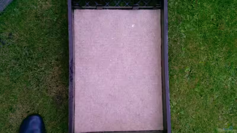 Blick auf ein Rieselfiltermodul mit neu eingelegter Kokosfasermatte zur Feinstfilterung von Sambia (45)