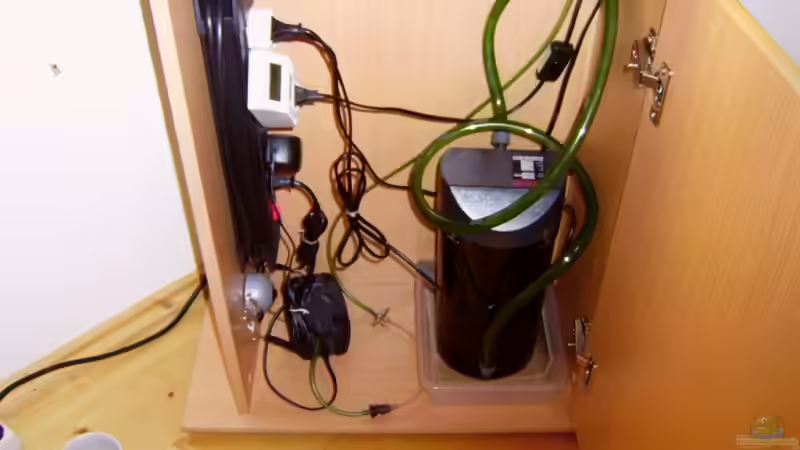 Blick in den Unterschrank mit Außenfilter, und der Steckdosenleiste. die Tasse links von Chris P. (12)