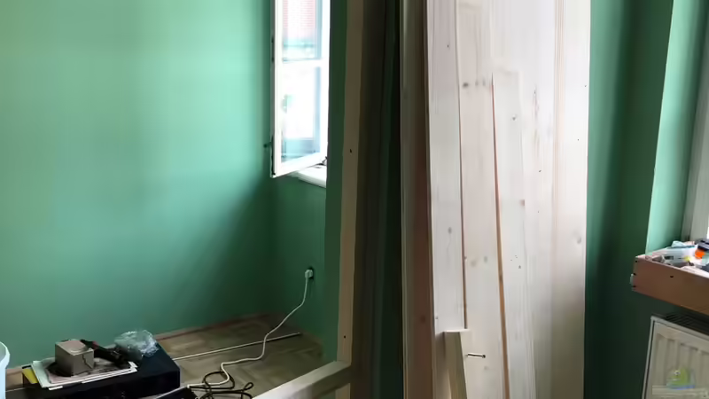 Blick zum ersten Fenster, das in das Terrarium geht... Das zweite Fenster ist außerhalb des Terrariums. Die Fenster haben doppelte Flügel sind also sehr sicher... von Helga Kury (7)