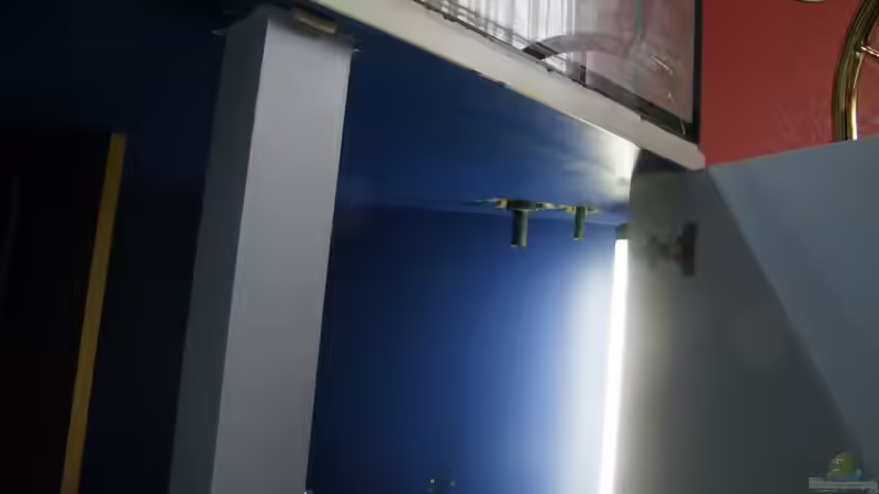 Bodenbohrung rechts (genau solche Bohrungen sind auch links) und Schranklicht von wadde (5)