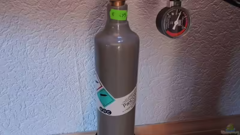 CO2-Flasche mit Druckminderer (paßte nur noch hinter den Schrank) von Sambia (58)