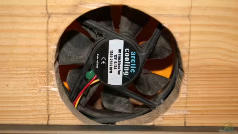 Computerlüfter zur Kühlung im Lichtkasten  von Minzi (28)