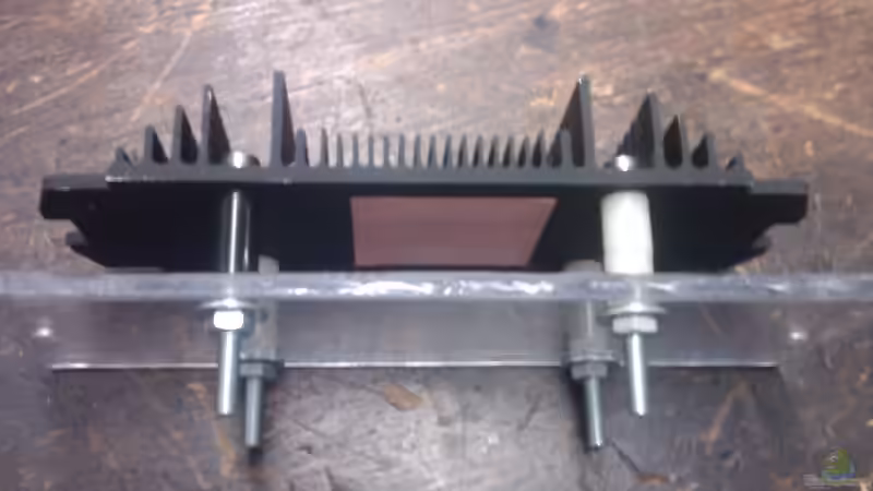 Da kommen später die LEDs drauf. Die Löcher rechts und links im Plexiglas dienen von chrisi01 (9)