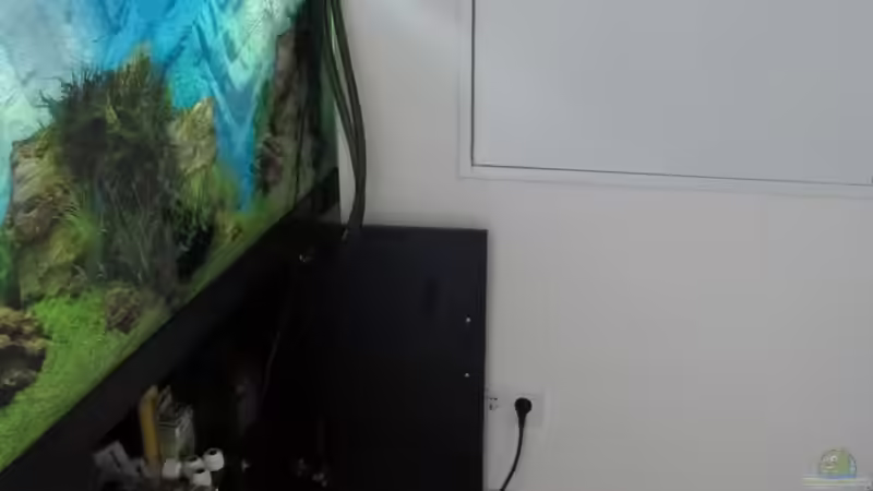 dahinter liegender Raum mit Wasserzufuhr und Ablauf von Sarah (28)