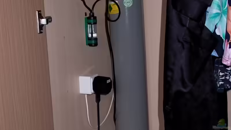 Dank meiner ??berredungskunst ist es mir gelungen die Co2-Anlage im Kleiderkasten meiner Frau unterzubringen von Johann Fellner (15)