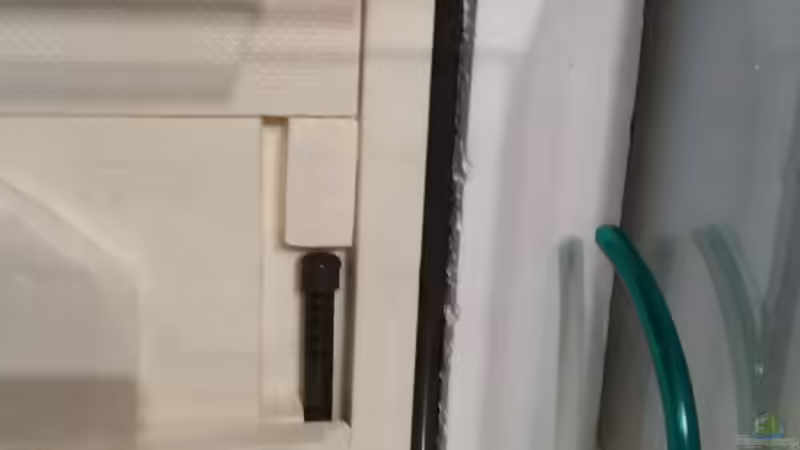 Das Abfluss und Zuflussrohr wird komplett in die Rückwand integriert. Das Rohr rechts von Patrick`s Amazonas (13)