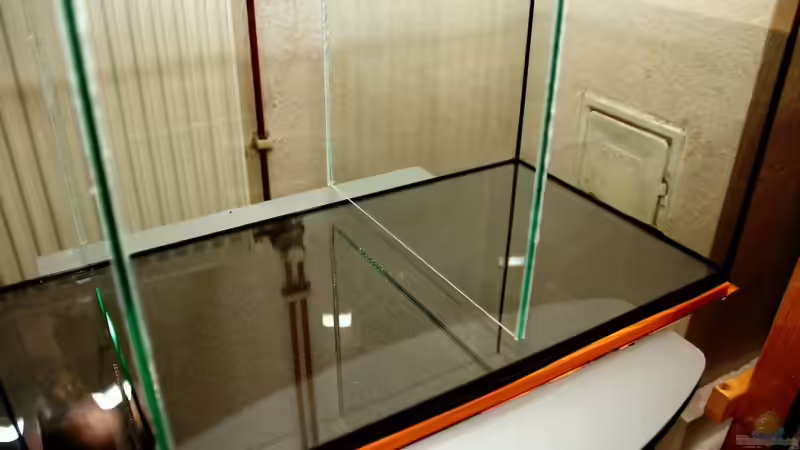 Das Becken (leer) nach Einkleben der Trennscheiben von Micha (5)