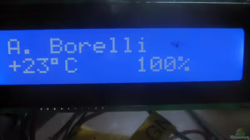 Das Display vom Arduino Dimmcomputer. Oben steht das Becken (es hängen mehrer Aquarien dran) links unten die Temperatur und rechts daneben die Helligkeit in Prozent von chrisi01 (12)
