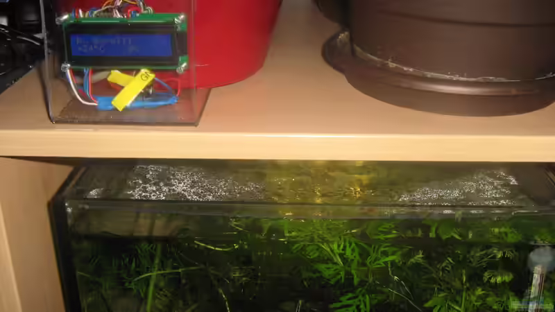 Das Display zeigt einige Werte an, oben um welches Becken es sich handelt unten links die Temperatur und rechts daneben die Helligkeit in % es wird alle 5 Sekunden zum nächsten Becken weitergewechselt von chrisi01 (19)
