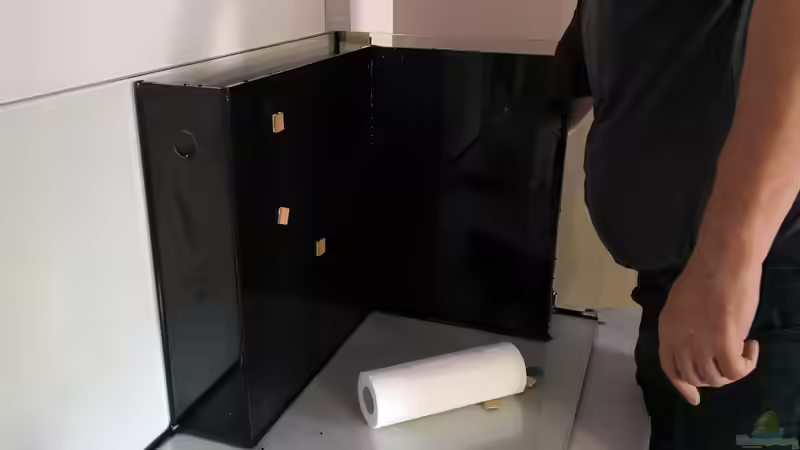 Das Glas für den Patronenfilter wurde gesetzt, dabei wurde das weisse Glas mittels Silikon komplett schwarz gemacht. von Florian Bandhauer (34)