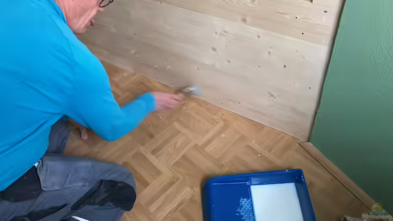 Das Holz wurde einmal komplett mit Bodenlack auf Wasserbasis gestrichen, abgezogen und anschließend wurde nochmals der Frontbereich samt Türe ´eingelassen´... von Helga Kury (13)