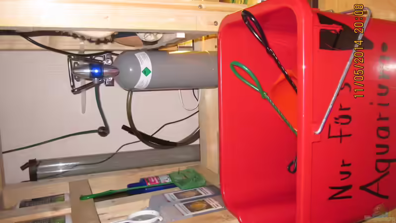 Das ist die CO2-Anlage bzw die Flasche mit Druckminderer 300 Space XL,mein Wassereimer von Ottche (140)