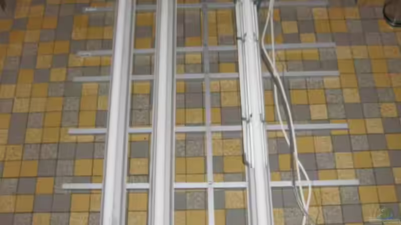 Das Lampengestell mit alten Leuchtstofflampen von Oeli (18)