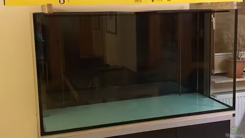 Das leere Becken auf einem Unterbau aus Aluprofilen und Scherwänden aus Siebdruckplatten von ravaka (2)