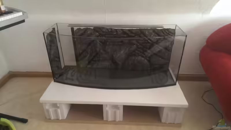 Das noch uneingerichtete Aquarium auf dem selbst gebauten Unterschrank von Harry Nemitz (3)