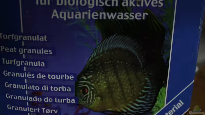 Das Torfgranulat ,welches das Wasser im Technikbecken ansäuert von Falk (25)