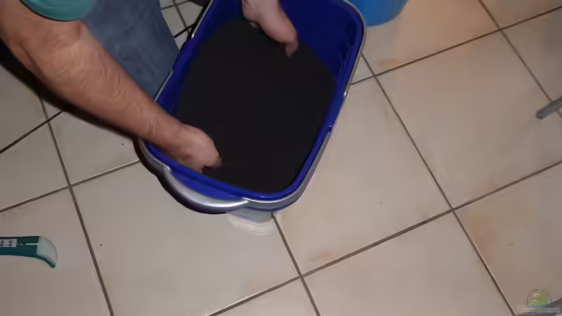 Den Kies von Dennerle in einen großen Eimer schütten pro 10 KG Sack 2KG Garnelenkies von AchimSaar (22)