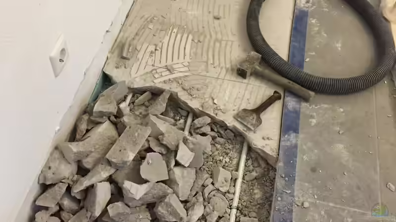 Der Estrichbauer zertrümmert den alten Estrich ohne die Heizungsrohre zu beschädigen von Christof Engel (3)