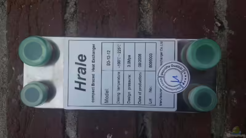 Der Plattenwärmetauscher aus Edelstahl mit 12 Platten. Er wird mit an die Zentralheizung angeschlossen. von GGuardiaNN (62)