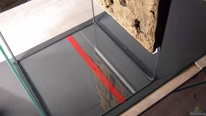 Der rechte HMF Halter soll da hin. Damit er auch grade eingeklebt wird, habe ich von pekro (5)