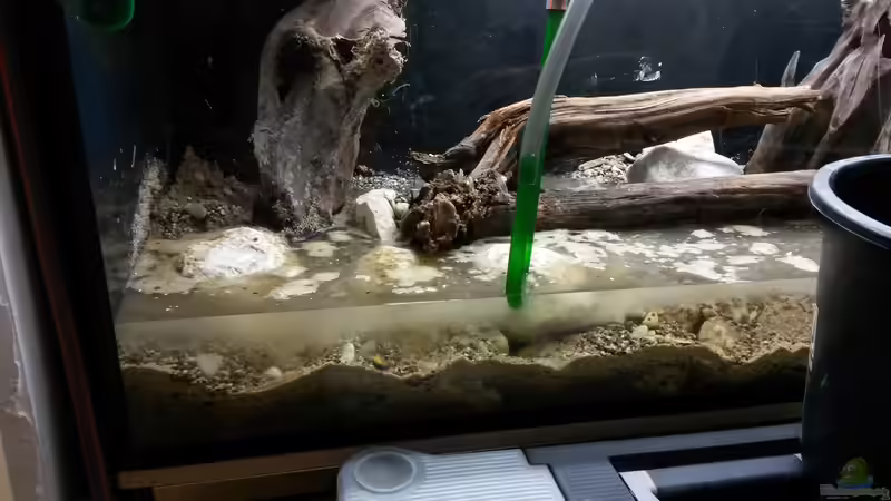 Der Sand ruscht, sobald er Wasser gezogen hat, in die Zwischenräume der Steine. von Beulenkopftyp (28)