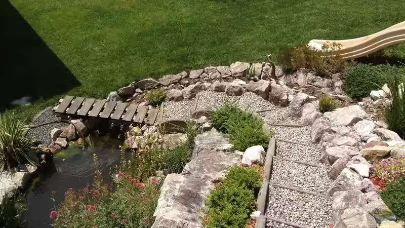 Der Weg zu Gartenteich – Trampelpfad oder gepflasterter Weg