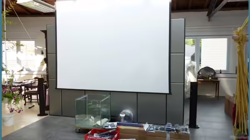 Die Beamer-Leinwand gilt auch als Sonnenschutz. Steuerung über Profilux wird geplant von OldFriend (3)