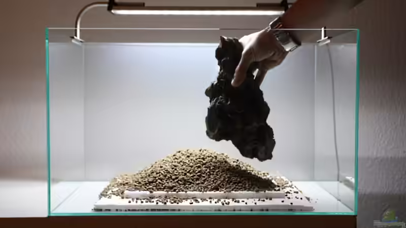 Die beiden Hauptsteine werden nun eingesetzt. Als Steinmaterial kommen sogenannten Drachensteine (Ohko stones) zum Einsatz. von Arami Gurami (10)
