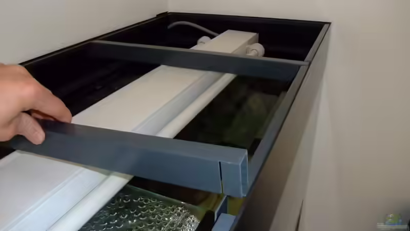 Die erwähnten Querstreben werden eingelegt ( sind nur eingelegt um den Lichtbalken von Trooper (49)