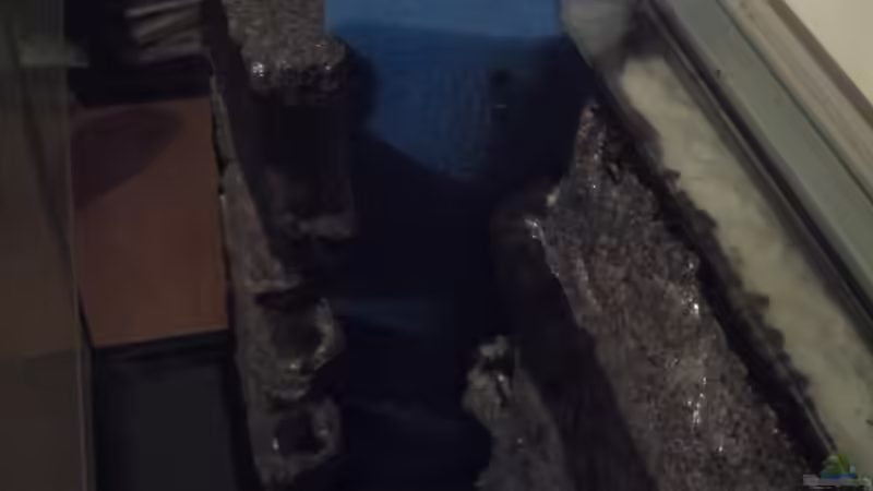 Die Filtermatte wird zwischen Rückwand und dem Seitenwandteil fixiert.  von Patrick Scheffer (19)