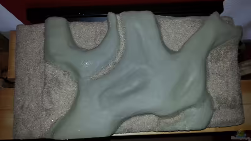 Die Rückwand ist mit Fliesenkleber und teilweise mit Quarzsand überzogen. von Michael Boeck (19)