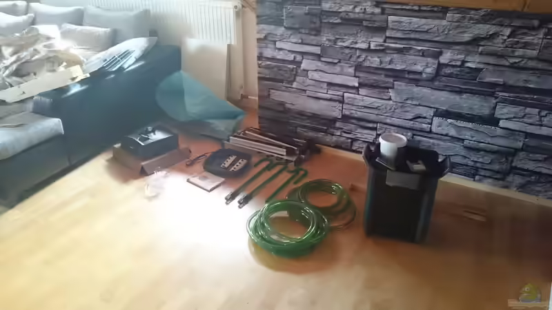 Die Technik wartet auf ihren Einbau von Tobias Summerer (49)