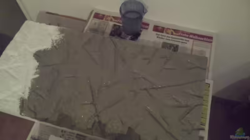 Die vorbearbeitete Oberfläche wird mit mehreren Schichten Fliesenkleber bestrichen. von Patrick Scheffer (13)