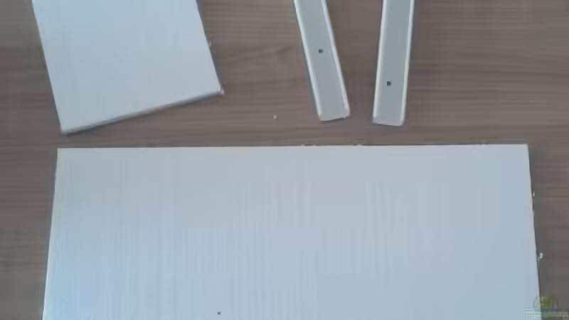 Die zurechtgeschnittenen Teile für Rück- und Seitenwand, sowie die aus Kabelkanal von Patrick Scheffer (14)