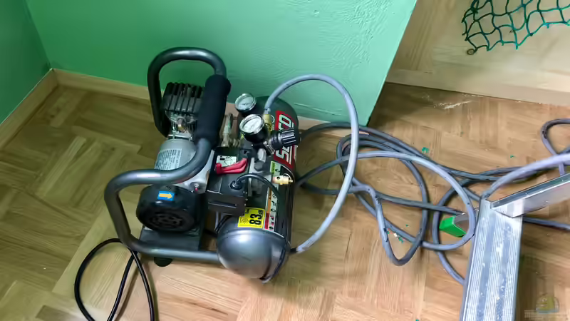 Druckluft-Kompressor um das Netz zu befestigen... von Helga Kury (11)