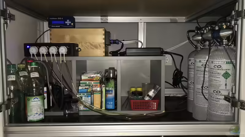 Dünger-Pumpen und CO2 Flaschen von JARB (35)